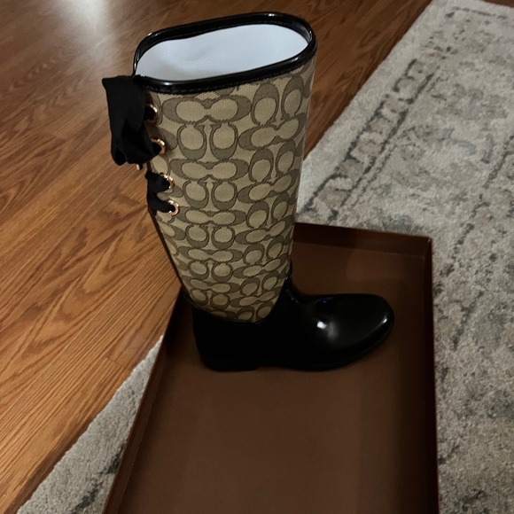 Coach rain boots in chestnut/ khaki color size 6M - Picture 1 of 8